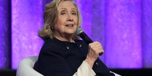 Xιλαρι Κλιντον με μικροφωνο 