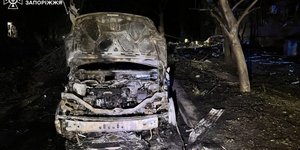 Καμένο αυτοκίνητο μετά από επίθεση στην Ζαπορίζια