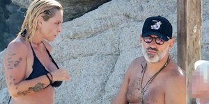 Η Ελεωνόρα Ζουγανέλη με μαύρο μπικίνι στη Μύκονο -Απολαμβάνει τις βουτιές της με τον Νίκο Συρίγο