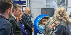 τους χώρους διεξαγωγής πειραμάτων του CERN ο Τάκης Θεοδωρικάκος