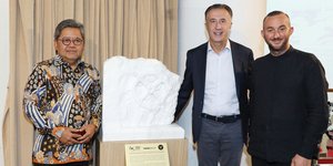 Ο Πρέσβης της Ινδονησίας στην Ελλάδα, Α.Ε. Dr. Djundjunan, με τον Κρ.Χατζημηνά, CEO THEON International, και τον γλύπτη Γιώργο Κοντονικολάου μπροστά από τον «Μηχανισμό των Αντικυθήρων»