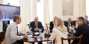 Ο Κυριάκος Μητσοτάκης συναντήθηκε με τους ευρωβουλευτές στο Μέγαρο Μαξίμου