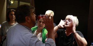 Επεισόδιο έξω από την ΚΕ ΣΥΡΙΖΑ μεταξύ υποστηρικτών των δύο πλευρών