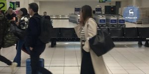 Ο Χάρης Δούκας και η Γεωργία Πολυτάνου στο αεροδρόμιο της Ρόδου