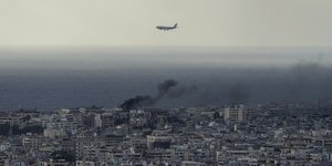Αεροπλάνο πάνω από την χτυπημένη Βηρυτό