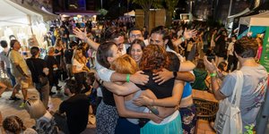 παρεα αγκαλια