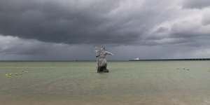 Αγαλμα του Ποσειδώνα σε ακτή στη Τάμπα