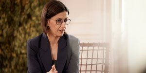 Η Ειρήνη Αγαπηδάκη με γυαλιά
