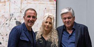 Η Βένια Δημητρακοπούλου με τους καλεσμένους της στην παρουσίαση του καταλόγου της έκθεσης στη γκαλερί Κουρντ