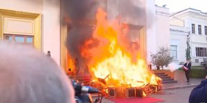 Βουλευτές της αντιπολίτευσης στην Αλβανία πυρπόλησαν καθίσματα στην είσοδο της Βουλής στα Τίρανα