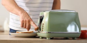 Άνδρας χρησιμοποιεί φρυγανιέρα