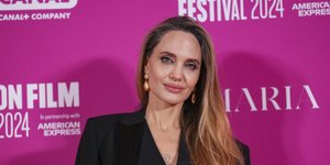 Η Angelina Jolie ποζάρει για τους φωτογράφους κατά την άφιξή της στην πρεμιέρα της ταινίας «Maria» την Παρασκευή 18 Οκτωβρίου 2024 στο Λονδίνο