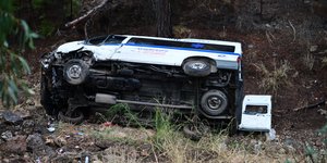 Ασθενοφόρο έπεσε σε γκρεμό στην Καισαριανή