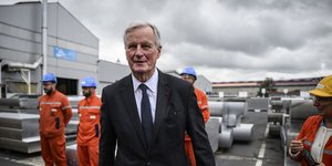 O Μισέλ Μπαρνιέ με εργάτες