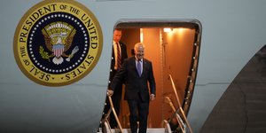 Τζο Μπάιντεν βγαίνει απο αεροπλανο