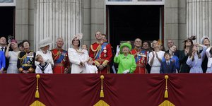 Η βασιλική οικογένεια της Αγγλίας στο μπαλκόνι του Μπάκιγχαμ το 2016