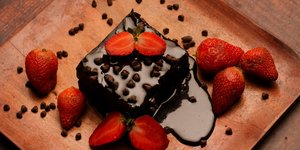 Λαχταριστό brownie με σιρόπι σοκολάτα και φράουλες