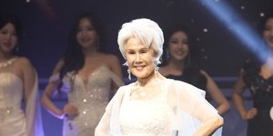 Η 81χρονη Νοτιοκορεάτισσα Choi Soon-hwa, διαγωνίζεται με λευκή τουαλέτα κατά τη διάρκεια του διαγωνισμού Μις Υφήλιος Κορέα 2024 στη Σεούλ, Νότια Κορέα, Δευτέρα 30 Σεπτεμβρίου 2024