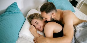 ζευγάρι στο κρεβάτι