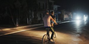 Ποδηλάτης στο σκοτάδι στη Κούβα