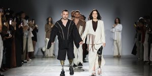 Άνθρωποι που έχουν χάσει μέλη του σώματός τους από τον πόλεμο πρέπει να αισθάνονται άνετα παντού, ακόμα και στην πασαρέλα