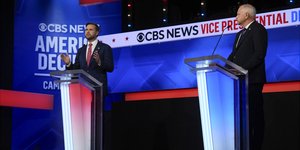 Ο Δημοκρατικός Τιμ Γουόλτς (δεξιά) και ο Ρεπουμπλικάνος Τζέι Ντι Βανς (αριστερά), στην τηλεμαχία των υποψηφίων αντιπροέδρων των ΗΠΑ