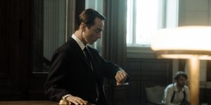 David Dawson στον ρόλο του Ανακριτή