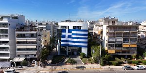 Με τη γαλανόλευκη «ντύθηκε» το Δημαρχείο Γλυφάδας