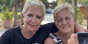 Η δημοσιογράφος Χριστίνα Κοραή με την αδελφή της