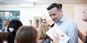 O Χάρης Δούκας με μαθητές δημοτικού σχολείου