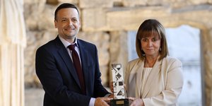 Ο Χάρης Δούκας βραβεύει την Κατερίνα Σακελλαροπούλου