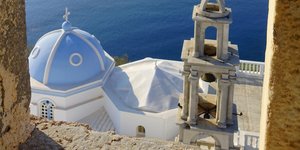 εκκλησια μεσα απο παραθυρο