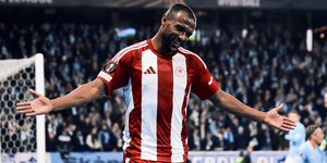 Ο Ελ Κααμπί πανηγυρίζει το γκολ του επί της Μάλμε στη Σουηδία