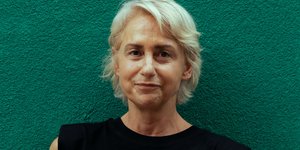 Η Ελένη Γκασούκα ξαναζωντανεύει τους «Ήρωες»12 χρόνια αργότερα και εξηγεί πότε νιώθει η ίδια ηρωίδα