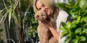 Η Ελεωνόρα Ζουγανέλη αγκαλιά με τον σκύλο της, τον Σωτήρη, αποκαλύπτει τι κάνει κάθε πρωί πριν ξεκινήσει η μέρα