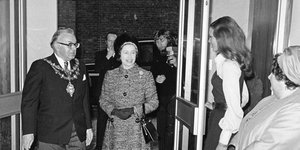 Η Βασίλισσα Ελισάβετ, patron της Royal Academy of Dance, στα εγκαίνια των νέων κτιριακών εγκαταστάσεων της RAD, 1974