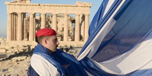 Η έπαρση της σημαίας στον Ιερό Βράχο της Ακρόπολης
