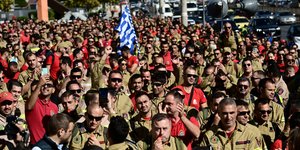 Εποχικοί πυροσβέστες έξω από το υπουργείο Κλιματικής Κρίσης και Πολιτικής Προστασίας