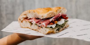 Focacceria Napul’e: Στο μικροσκοπικό μαγαζί της Πετράκη ξεφουρνίζουν χειροποίητη φοκάτσια