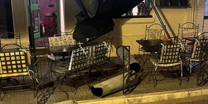 Ολόκληρο φουγάρο αποκολλήθηκε από οικοδομή