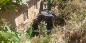 Αυτοκίνητο έπεσε δίπλα σε σπίτι στη Φθιώτιδα