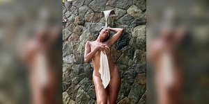 Η Γκάμπριελ Γιούνιον έκλεισε τα 52 και το γιορτάζει ποζάροντας γυμνή