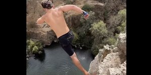 Γάλλος κάνει μια ριψοκίνδυνο death diving /Φωτογραφία: Instagram/cgrdt