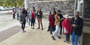 Ουρά ψηφοφόρων σε εκλογικό κέντρο σε προάστιο της Ατλάντα στη Τζόρτζια