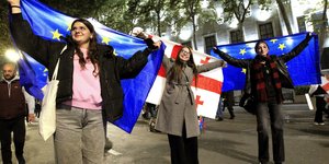 Με σημαίες της ΕΕ και της Γεωργίας Γεωργιανοί διαμαρτύρονται ενάντια στα αποτελέσματα των κοινοβουλευτικών εκλογών στην Τιφλίδα