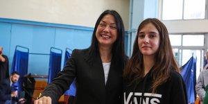 H Νάντια Γιαννακοπούλου ψηφίζει μαζί με την κόρη της