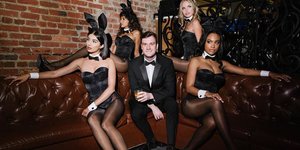 O γιος του Χιου Χέφνερ Κούπερ με κουνελάκια Playboy 