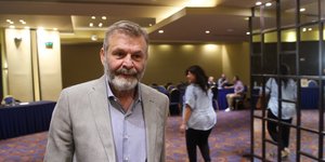 Απόστολος Γκλέτσος γκρι κοστουμι 