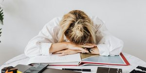 κουρασμένη γυναίκα σε γραφείο