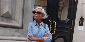 Πώς να φορέσετε το τζιν για εκλεπτυσμένες εμφανίσεις μετά τα 50